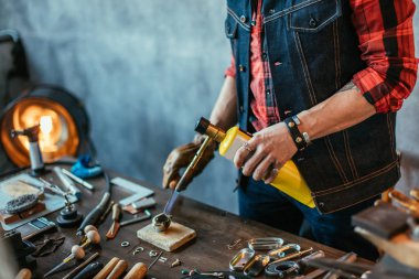 adam moxing farklı metaller işyerinde