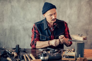 temizlik, onarım ve takı imalatı hırslı adam.