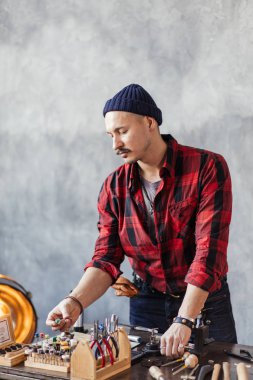 adam aracı takı dekorasyon için hazırlanıyor