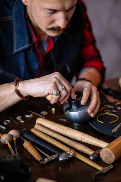 Tausendsassa. Seriöser Typ bereitet Schmuck für Kunden vor — Stockfoto