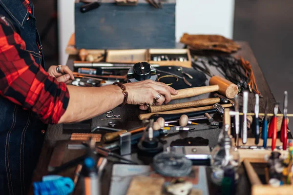 Mestre colocando ferramentas sobre a mesa — Fotografia de Stock