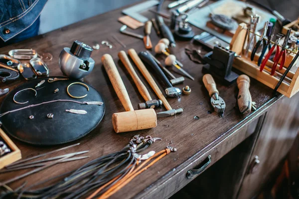 Colección de herramientas de joyería para proyectos de joyería específicos completos . —  Fotos de Stock