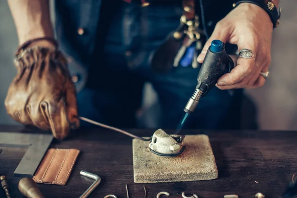 Joyería artesanal que trabaja con herramientas profesionales . — Foto de Stock