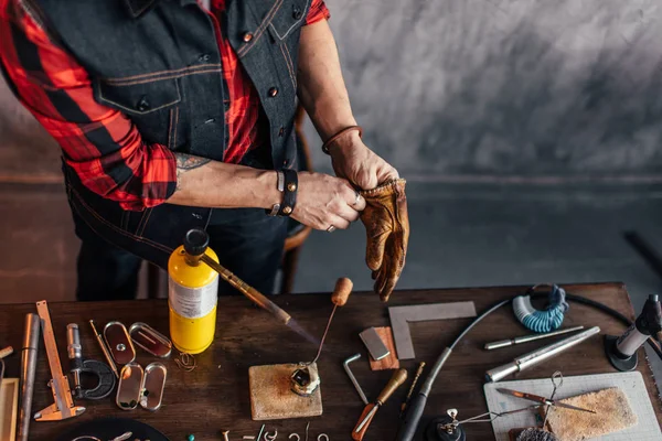 Trabajador hombre fuera en guantes antes de derretir el artículo — Foto de Stock