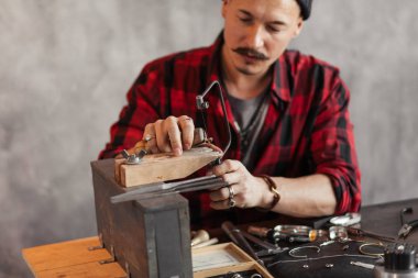 yakışıklı usta perde kullanarak atölye gördüm