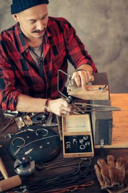 yakışıklı adam için doğru kesme Aracı'nı kullanma