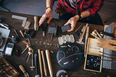 adam pense inndoors taşlama