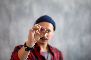 genç adam yüzüğü değerlendirilmesi