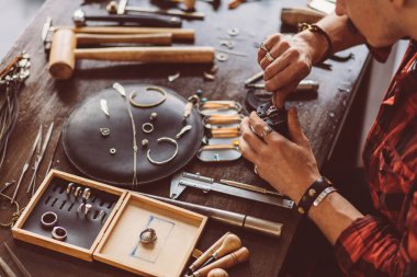 istemci için mücevher Temizleme adam