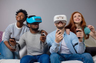 İki adam video oyunları Vr gözlük ile kız oynamak onlara destek.