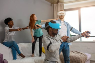 Uluslararası öğrenciler ile birlikte sanal gerçeklik gözlükleri tadını