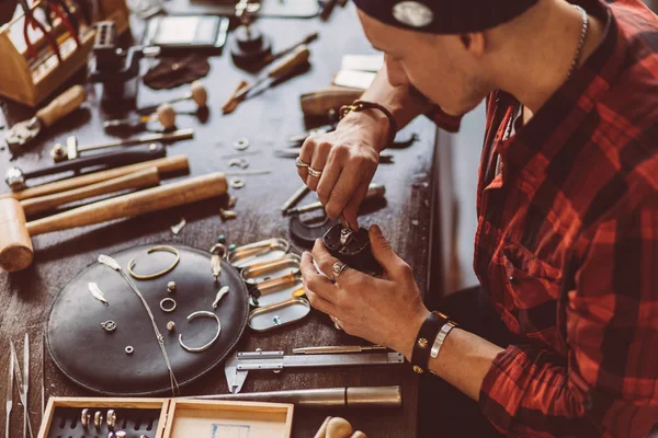 Guy verkställande smycken reparation — Stockfoto