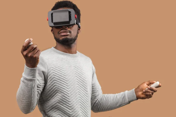 Czarny człowiek w okularach 3d vr, grając videogame, trzymając w rękach joystick — Zdjęcie stockowe