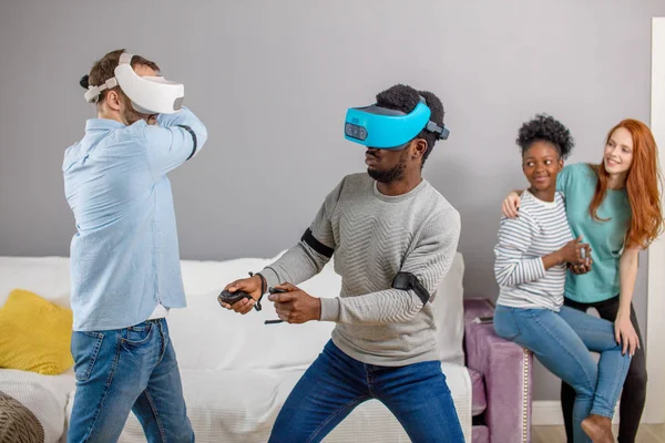 Mezinárodní studenti se těší společně brýle virtuální reality — Stock fotografie