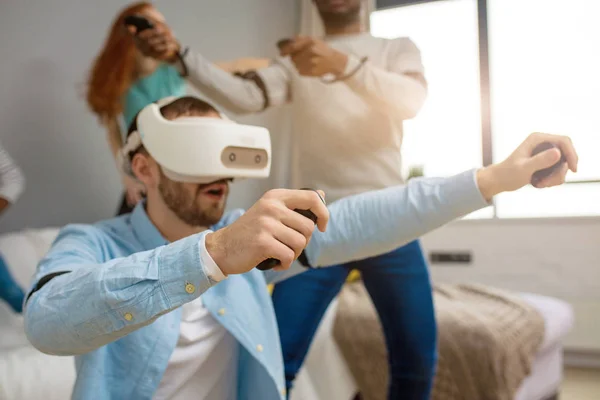 Estudantes internacionais desfrutando em conjunto com óculos de realidade virtual — Fotografia de Stock