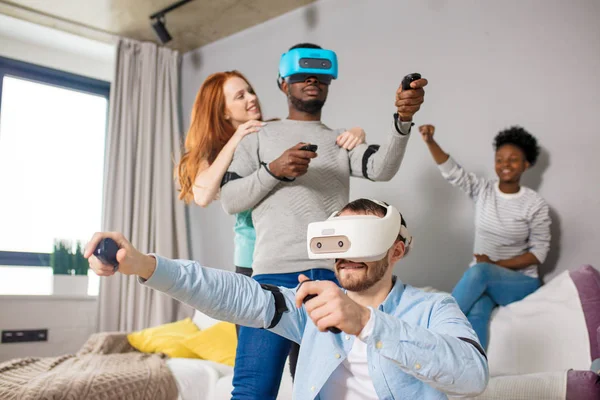 Estudiantes internacionales disfrutando juntos con gafas de realidad virtual —  Fotos de Stock