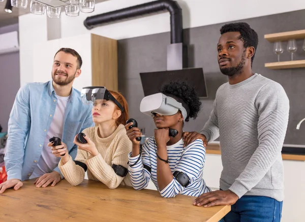 Multiculturele groep van vrienden spelen van games met behulp van virtual reality bril. — Stockfoto