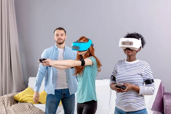 Multiculturele groep van vrienden spelen van games met behulp van virtual reality bril. — Stockfoto