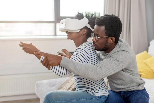 Afrikaanse paar spelen videospelletjes VR bril thuis — Stockfoto