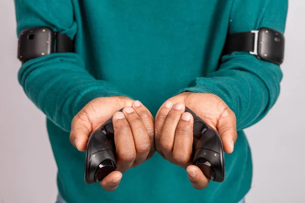Mani che tengono i gamepad dalle cuffie della realtà virtuale. gadget della tecnologia VR . — Foto Stock