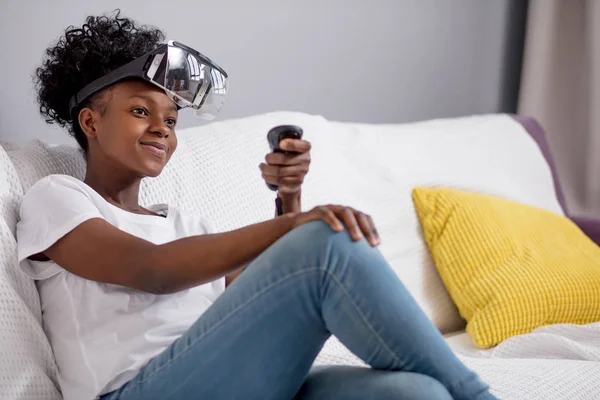 Mujer joven de raza mixta que usa auriculares VR de realidad virtual sobre fondo blanco . —  Fotos de Stock