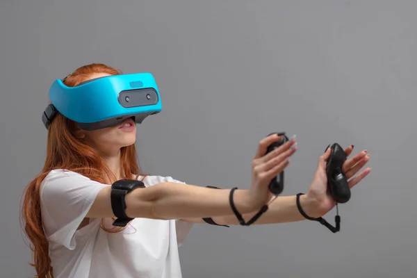 Ragazza rossa che usa occhiali VR isolati sul bianco. Esperienza di realtà virtuale — Foto Stock