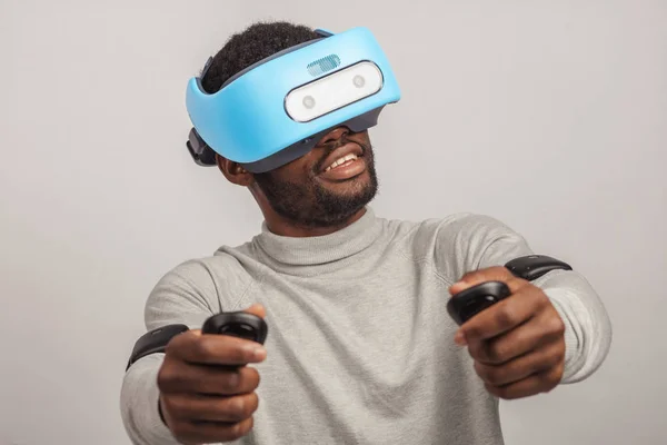 Giovane uomo africano indossando occhiali realtà virtuale isolato su sfondo bianco — Foto Stock
