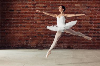 muhteşem dansçılar uçuş. tam uzunlukta fotoğraf.