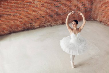 yarışmaya katılan çekici dansçı