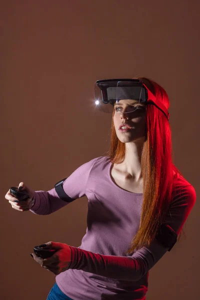 Donna che guarda con VR con luce rossa e blu — Foto Stock