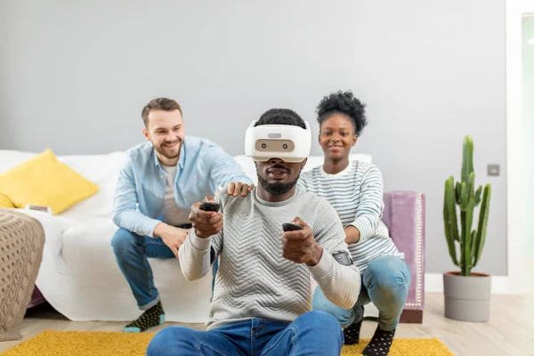 Grupo multiracial de amigos que se divierten probándose gafas de realidad virtual 3D . — Foto de Stock