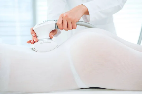 Žena v bílém obleku se Lpg postup, tělo konturování léčbu na klinice. — Stock fotografie