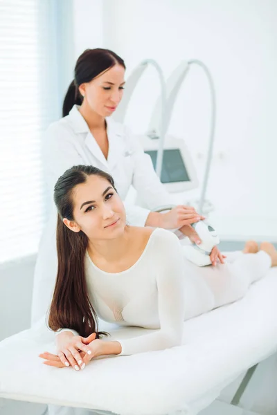 Brunette happy woman enjoying LPG massage at the beauty parlour. — Stock Photo, Image