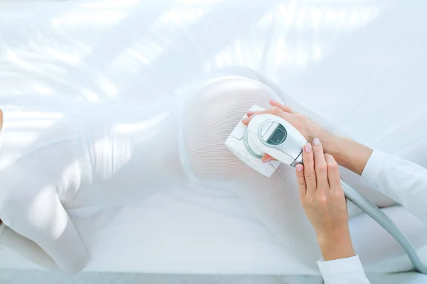 Vacker kvinna få skönhetsvård mot celluliter med Lpg maskinen på hennes rumpa. LPG massage för lyft kroppen — Stockfoto
