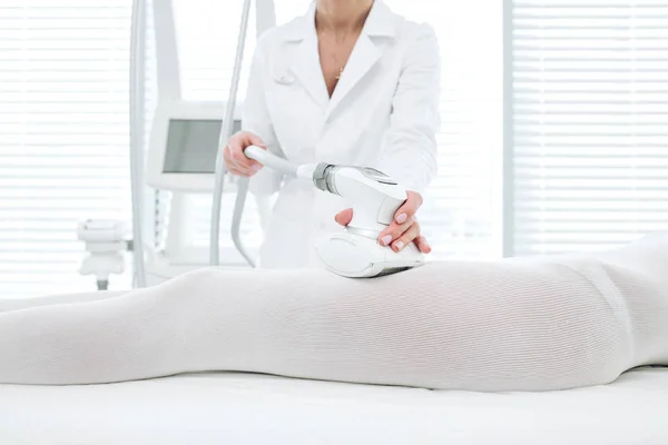 Close up specialista di bellezza facendo GPL massaggio apparato sui fianchi femminili — Foto Stock