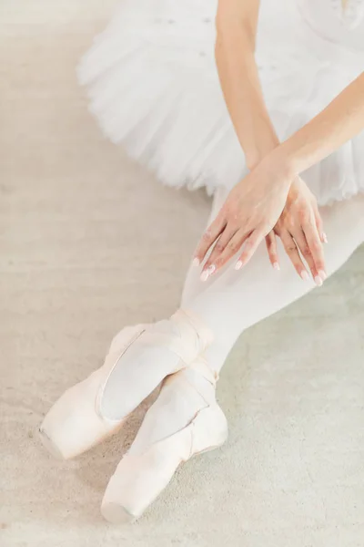 Жіноча танцівниця сидить зі схрещеними ногами — стокове фото