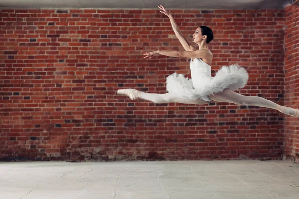 Saut puissant dans le ballet . — Photo