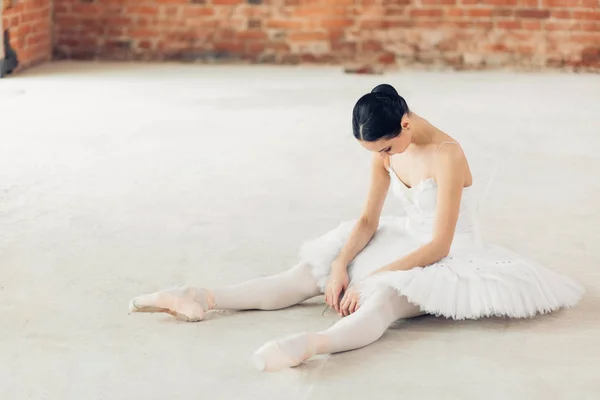 Danseuse de ballet est fatiguée après avoir travaillé . — Photo