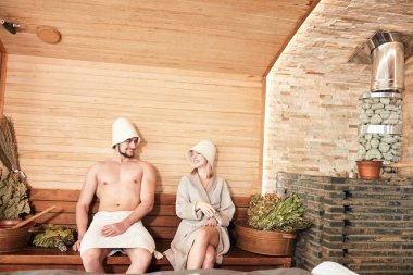 Güzel çift rahatlatıcı saunada ve sağlık ve Cilt Bakımı