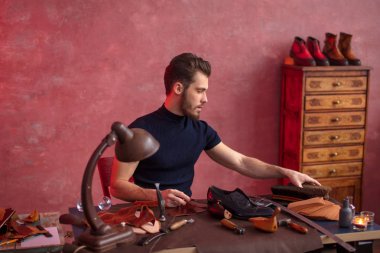 Sakallı çekici adam pabucu tamir için öğrenme
