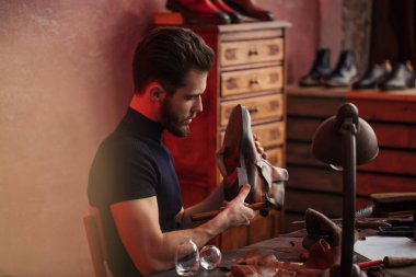 kunduracı bir çekiç ile çalışma