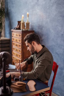 Arkadan Görünüm photo.guy masasında evde ayakkabı dikiş kapatın