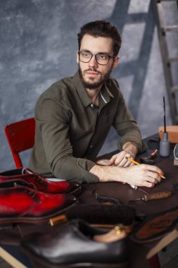 Ayakkabı mağazasında bir emir alan genç beraded adam