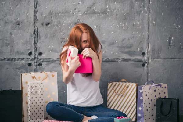 Glimlachend mooi meisje met plezier op vakantie — Stockfoto