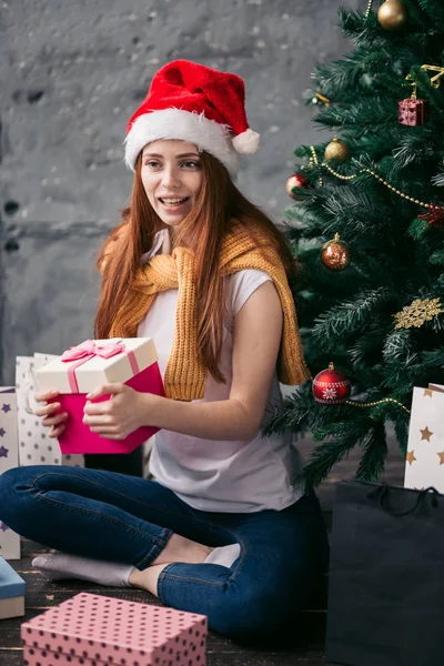 有吸引力的愉快的生姜女孩拿着从圣诞老人的礼物 — 图库照片