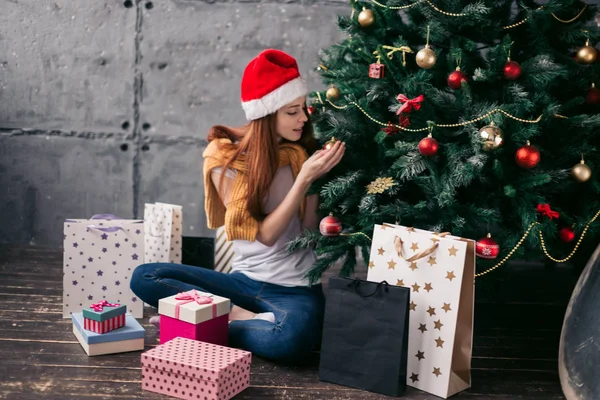 Awesome tjej håller en jul boll i handen — Stockfoto