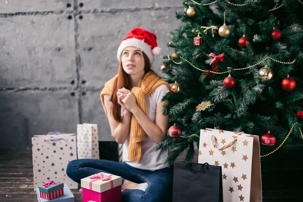 Menina gentil atraente desejando a todos Feliz Natal . — Fotografia de Stock