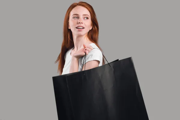 Ingefära vackra flicka får glädje från shopping — Stockfoto