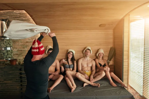 Grupo de amigos em uma tradicional sala de vapor russa com atendente de banho — Fotografia de Stock