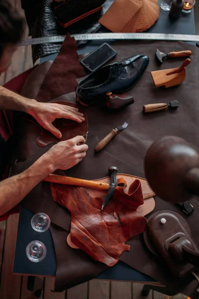 Cara que trabalha com couro usando ferramenta de crafting — Fotografia de Stock